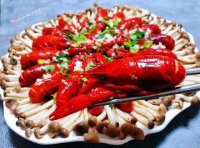 小龙虾入口外面麻辣里面鲜嫩汁多回味无穷