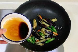 出锅前加入调料汁翻炒均匀。