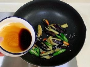 出锅前加入调料汁翻炒均匀。