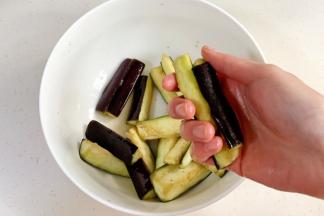 挤出茄子多余的水分。