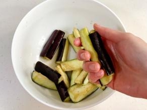 挤出茄子多余的水分。