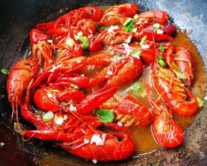 汤汁烧的差不多时撒上少葱花、香菜、蒜提鲜即可出锅享用