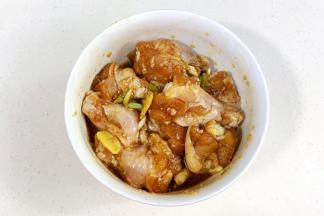 拌匀后腌制1小时。