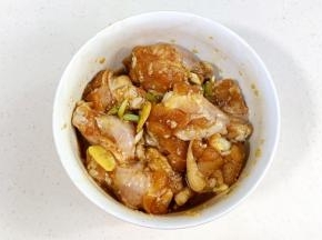 拌匀后腌制1小时。