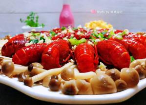 吃着蟹味菇小龙虾品着美酒幸福就是这么简单