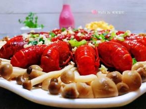 吃着蟹味菇小龙虾品着美酒幸福就是这么简单