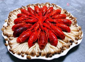 小龙虾依次摆入盘中