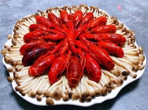 小龙虾依次摆入盘中