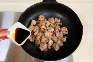 放入排骨煎至表面微焦，加入料酒和生抽。