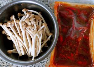 准备原材料半成品的麻辣小龙虾和蟹味菇