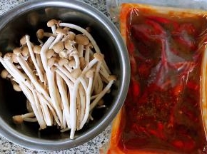 准备原材料半成品的麻辣小龙虾和蟹味菇