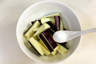 加入一小匙盐，静置10分钟。