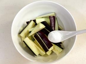 加入一小匙盐，静置10分钟。