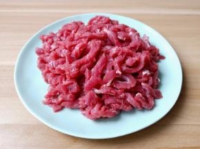牛腩横着切成细丝。