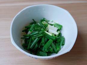 小葱切成寸断。