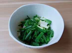 小葱切成寸断。