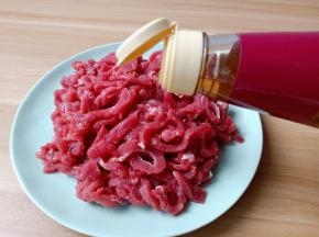 牛肉加料酒一勺。