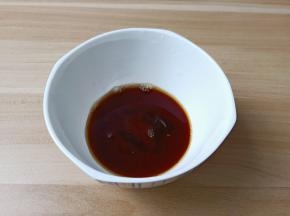 调一个料汁搅拌均匀【生抽半勺，料酒一勺，蚝油半勺，淀粉一勺】