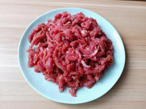 加淀粉一勺抓均匀腌制十分钟。