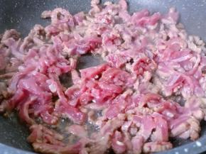 热锅热油下牛肉丝大火翻炒。