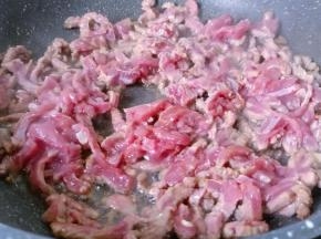 热锅热油下牛肉丝大火翻炒。