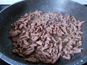 翻炒到牛肉丝变色。