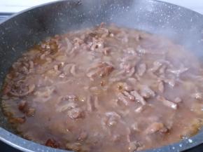 一边倒一边炒均匀。