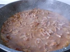 一边倒一边炒均匀。