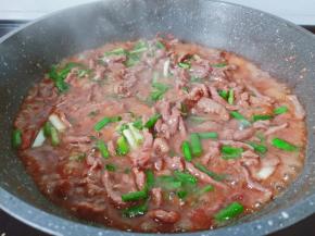 撒点葱花与味精用铲子炒均匀关火。