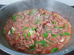 撒点葱花与味精用铲子炒均匀关火。