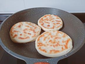 小火下饼皮慢慢烙，烙到外皮脆脆的可以了，