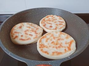 小火下饼皮慢慢烙，烙到外皮脆脆的可以了，