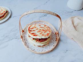 将饼皮对半切开，加上牛肉丝，满口一咬，香的很。