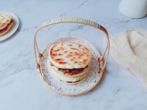 将饼皮对半切开，加上牛肉丝，满口一咬，香的很。