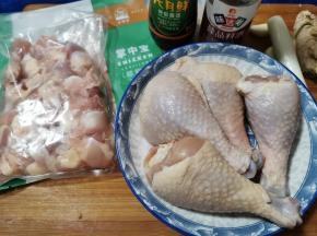 准备食材，掌中宝自然解冻，掌中宝是鸡膝脆骨，有指甲般大小，色泽浅黄且略带一点肉，质地脆爽