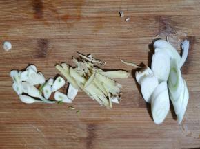 .蒜切片、姜切丝、葱切片