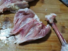 鸡腿从从膝关节处沿骨头环切一刀，然后两侧切开，提起鸡腿，剔出鸡骨，自己操作要小心手