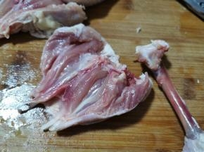 鸡腿从从膝关节处沿骨头环切一刀，然后两侧切开，提起鸡腿，剔出鸡骨，自己操作要小心手
