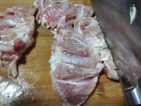 用刀背轻轻敲打鸡肉，使鸡肉松弛，可以阻断肌肉的筋脉，是肌肉变得软嫩
