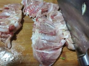 用刀背轻轻敲打鸡肉，使鸡肉松弛，可以阻断肌肉的筋脉，是肌肉变得软嫩
