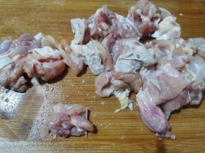 然后切成小块，不喜欢吃皮的可以把皮去掉