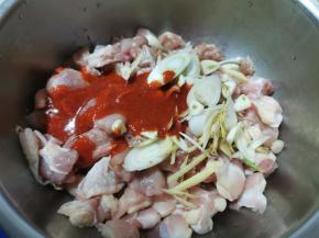 碗中倒入奥尔良腌料、料酒、生抽稀释拌成糊状，把切好的鸡肉丁、掌中宝、葱姜蒜、调好的腌制一起放入盆中