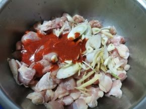 碗中倒入奥尔良腌料、料酒、生抽稀释拌成糊状，把切好的鸡肉丁、掌中宝、葱姜蒜、调好的腌制一起放入盆中