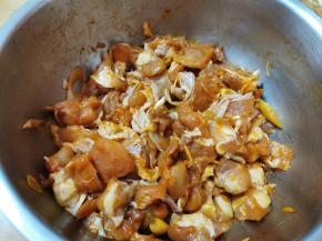 带上一次性手套抓拌均匀，密封放入冰箱腌制一晚入味，中途搅拌一下味道更好