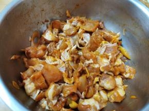 带上一次性手套抓拌均匀，密封放入冰箱腌制一晚入味，中途搅拌一下味道更好