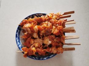 将腌好的材料，用竹签把鸡肉和掌中宝隔开逐个串起