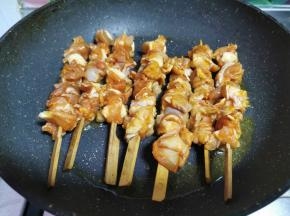 不沾锅烧热放入适量油，放入鸡肉串中小火慢煎