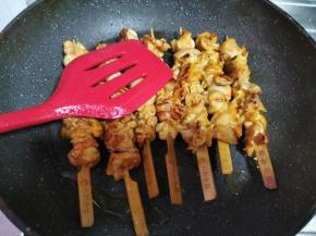 中途用铲子按压，直至两面煎黄焦脆即可出锅，注意煎烤时间别太长，以免口感太干没有肉感