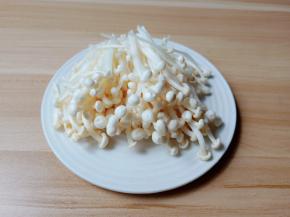 金针菇一切为二。