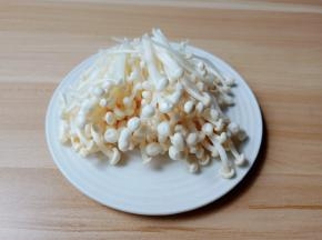 金针菇一切为二。